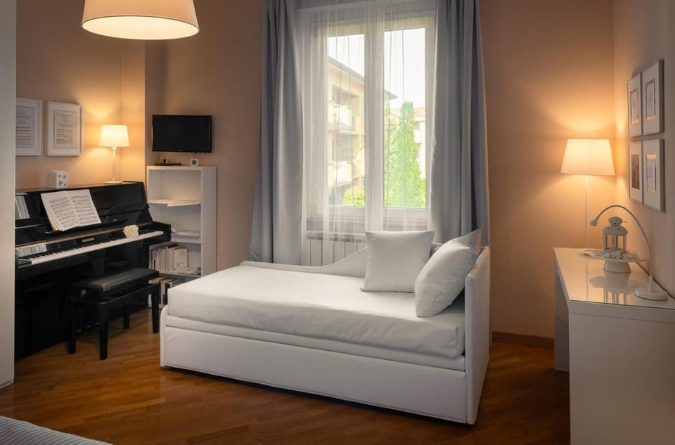 Bed, Seating area, Bedroom