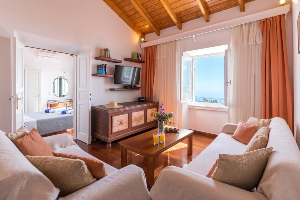 TV and multimedia, Living room, Photo of the whole room, Seating area, Evening entertainment