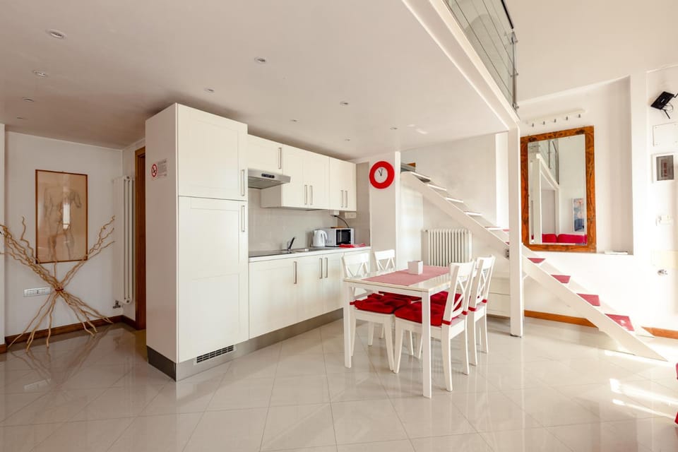 Kitchen or kitchenette, Dining area, acessibility