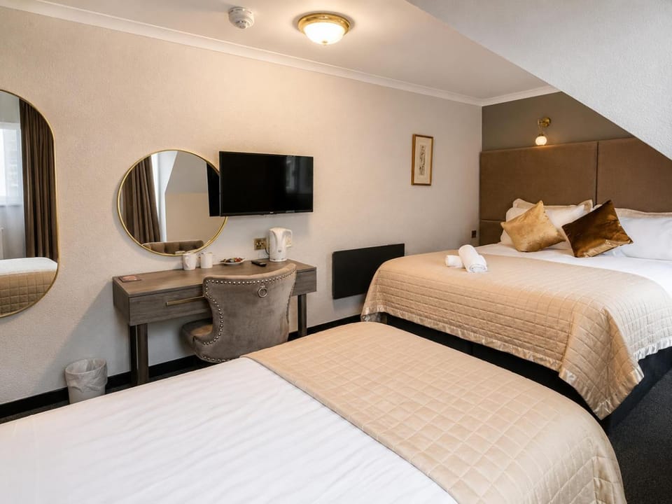 Bed, TV and multimedia, Photo of the whole room, Bedroom
