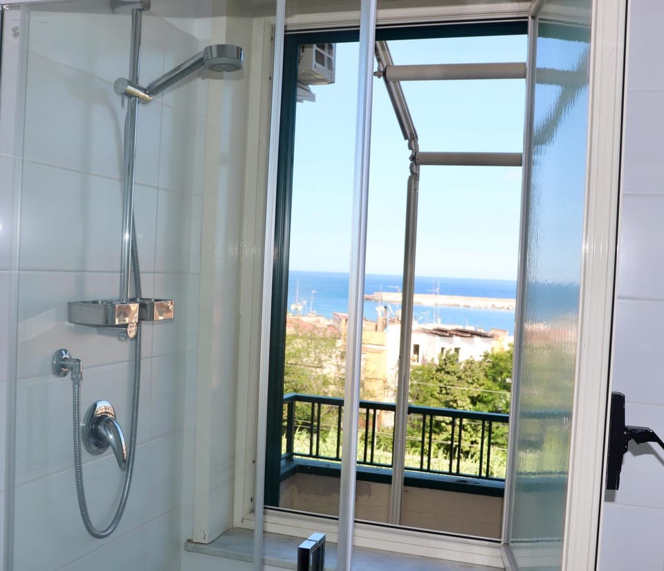 Bathroom, Sea view