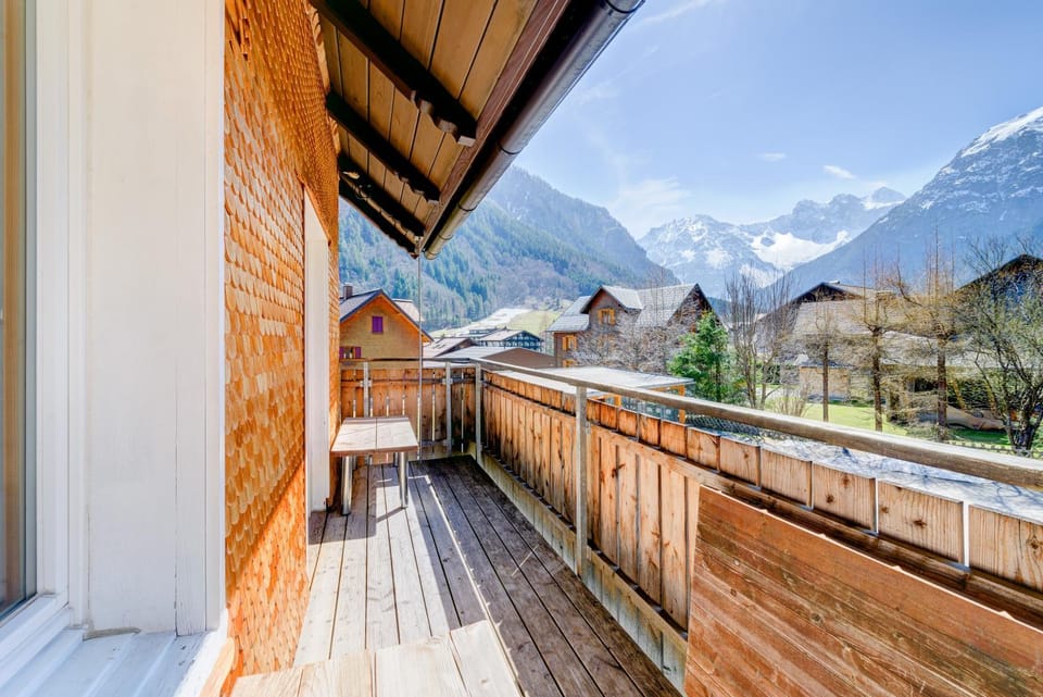 Property building, Spring, Day, Neighbourhood, Natural landscape, Balcony/Terrace, On site, Mountain view