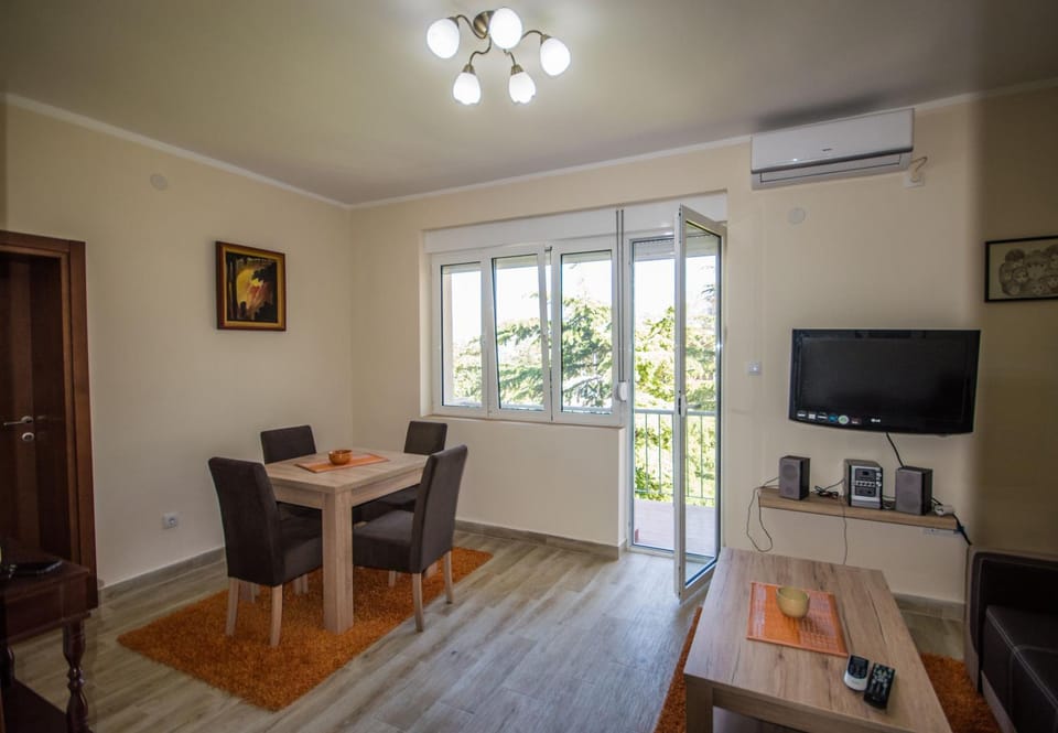 Living room, Garden view, Mountain view