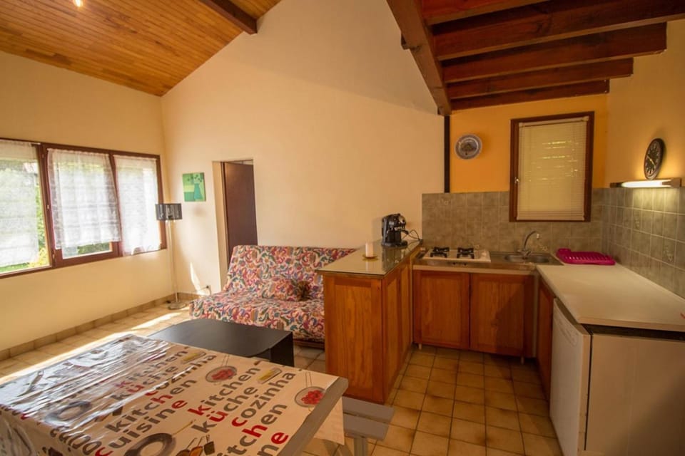 Coffee/tea facilities, Kitchen or kitchenette, Dining area