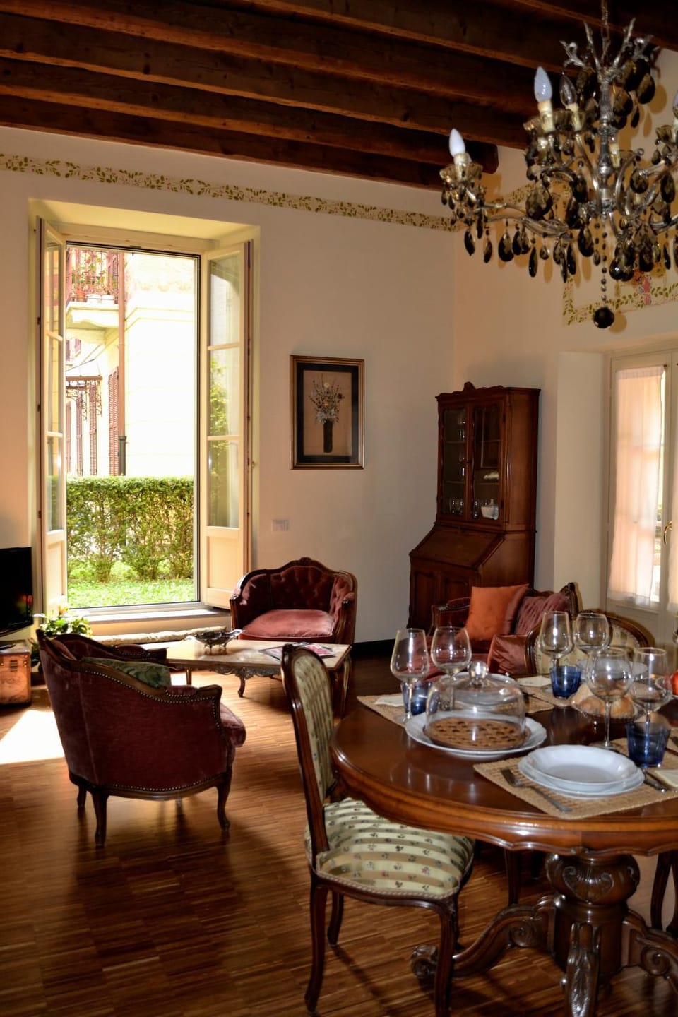 Living room, Seating area, Dining area