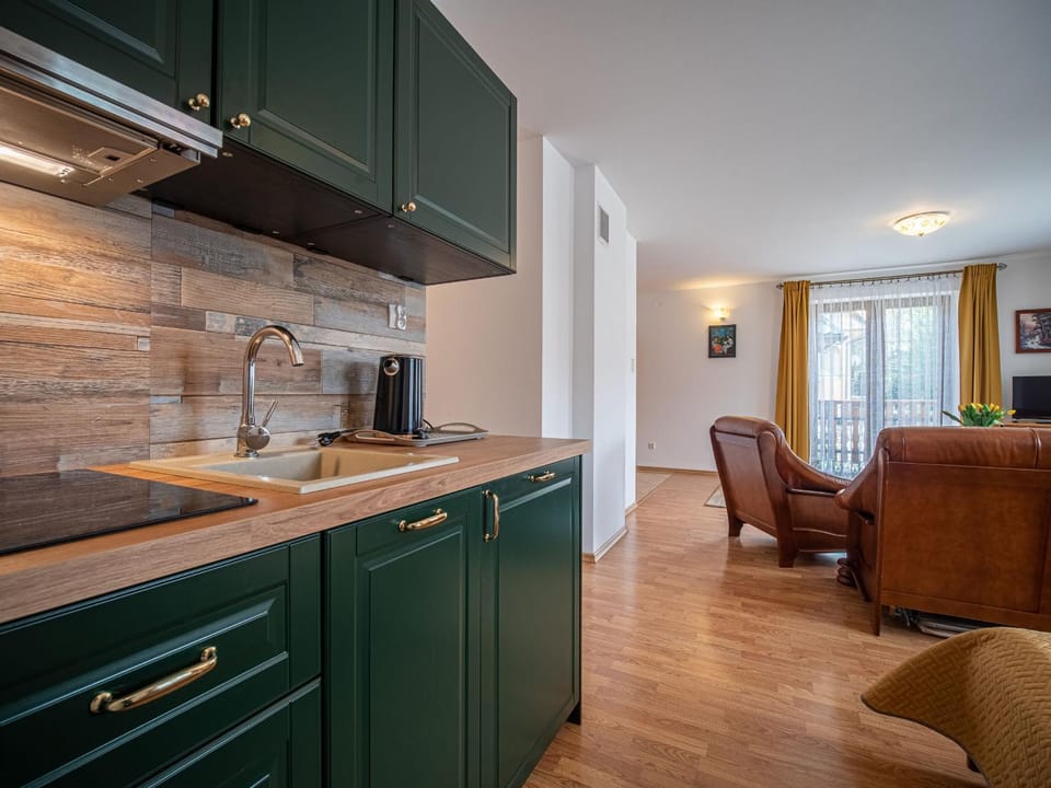 TV and multimedia, Kitchen or kitchenette, Living room, Seating area, Dining area, stove