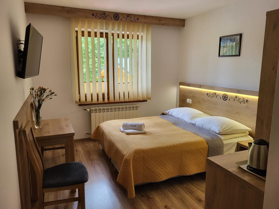 Bed, TV and multimedia, Photo of the whole room, Bedroom, towels