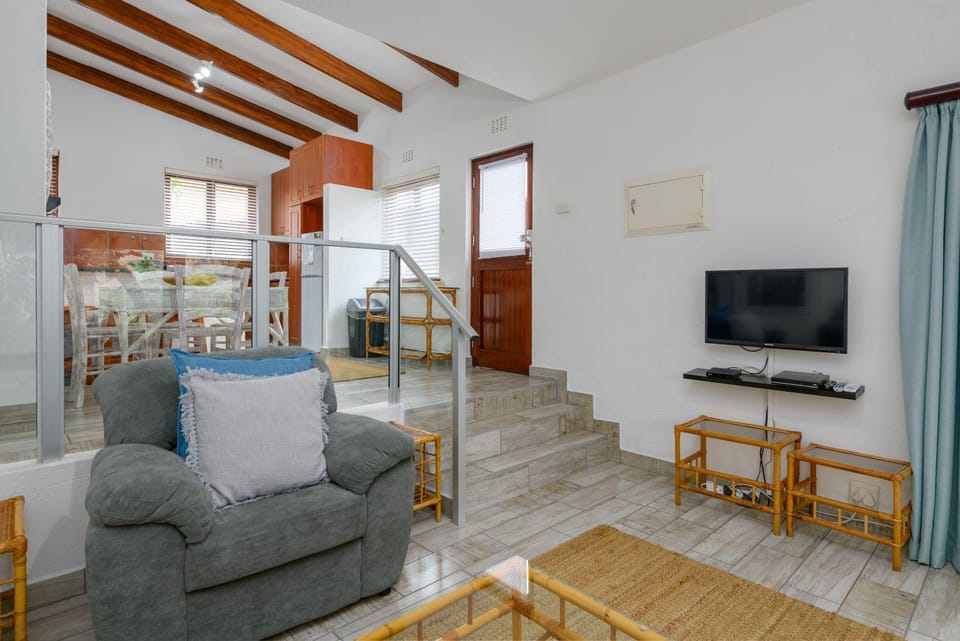 Communal lounge/ TV room, Facade/entrance, TV and multimedia