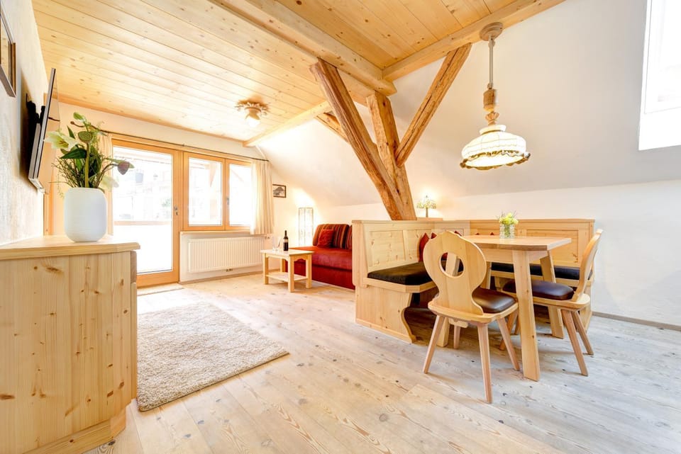 TV and multimedia, Living room, Photo of the whole room, Seating area, Dining area