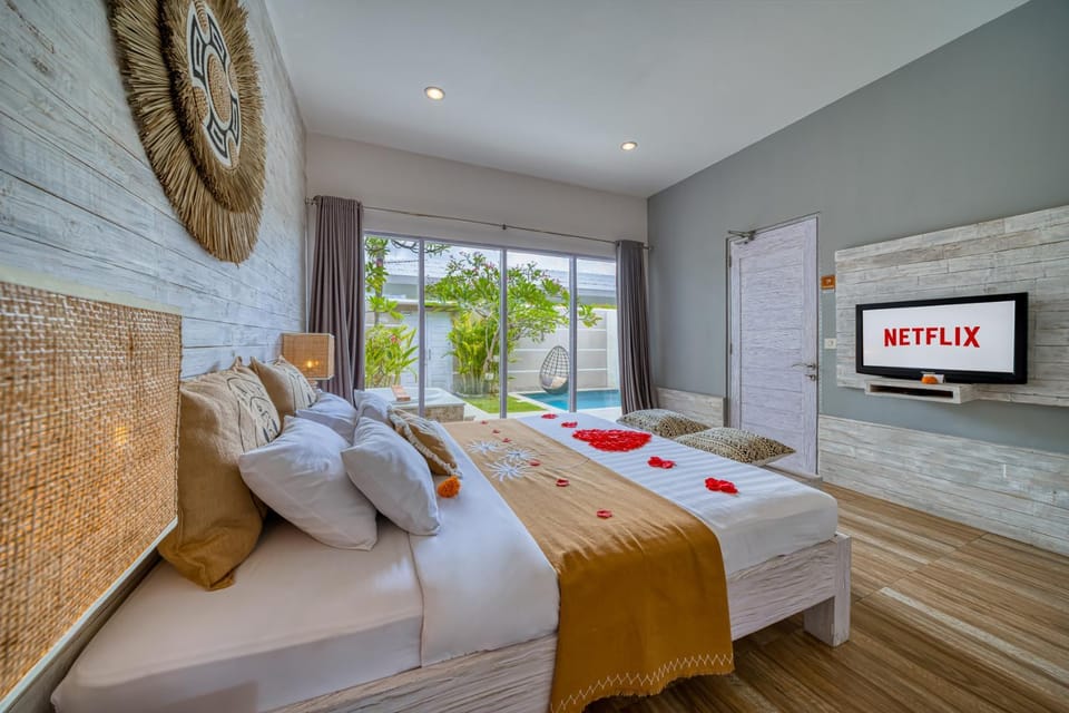 Bed, TV and multimedia, Bedroom