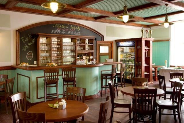 Restaurant/places to eat, Restaurant/places to eat, Lounge or bar
