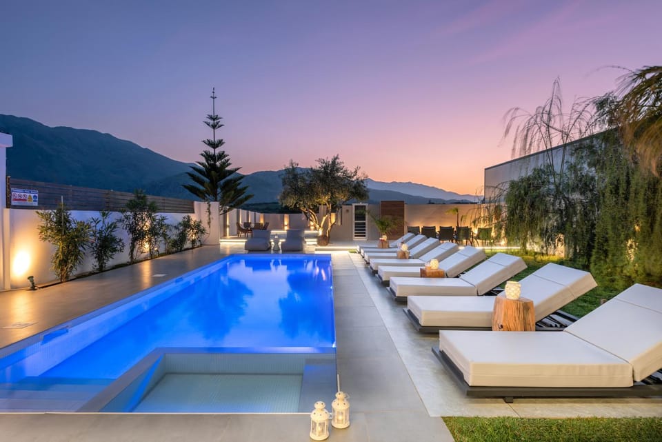 Natural landscape, Mountain view, Pool view, Swimming pool, sunbed