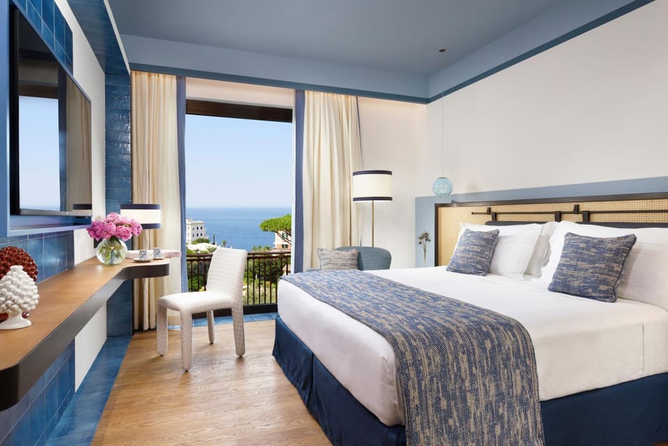 Bed, Natural landscape, View (from property/room), Balcony/Terrace