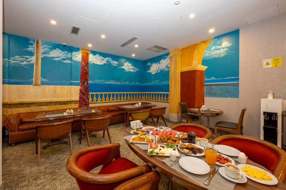 Restaurant/places to eat, Banquet/Function facilities, Food