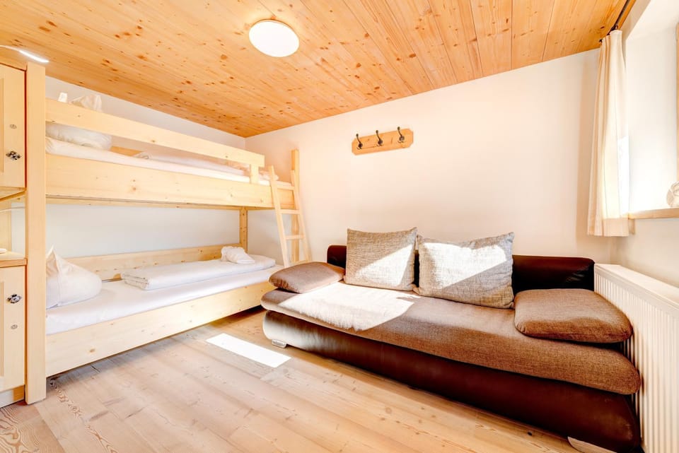 TV and multimedia, Seating area, Bedroom, bunk bed