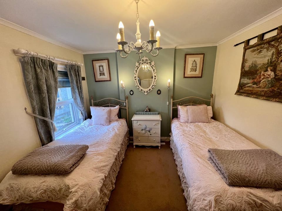 Glastonbury Rose Cottage - Magical Victorian Town Centre Stay House in Glastonbury