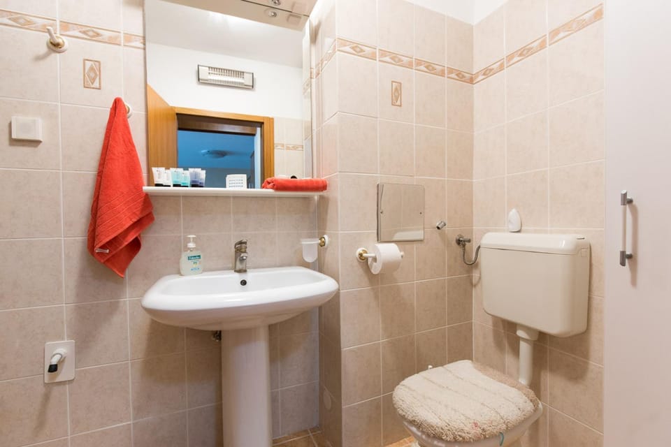 Toilet, Bathroom, bidet, towels