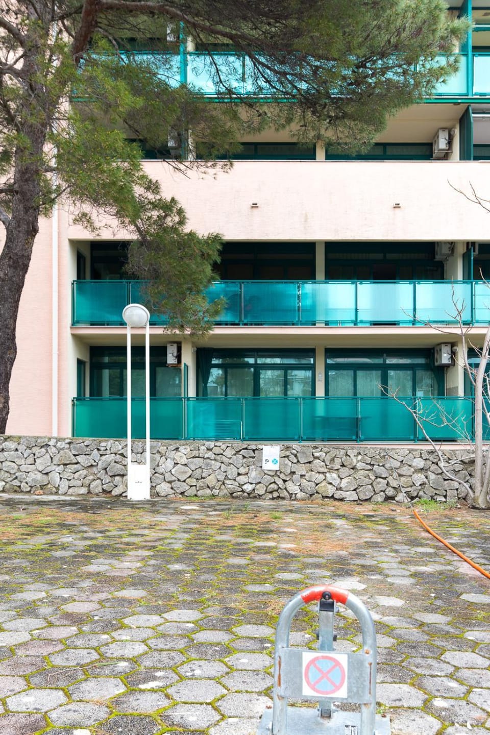Property building, Balcony/Terrace, Parking