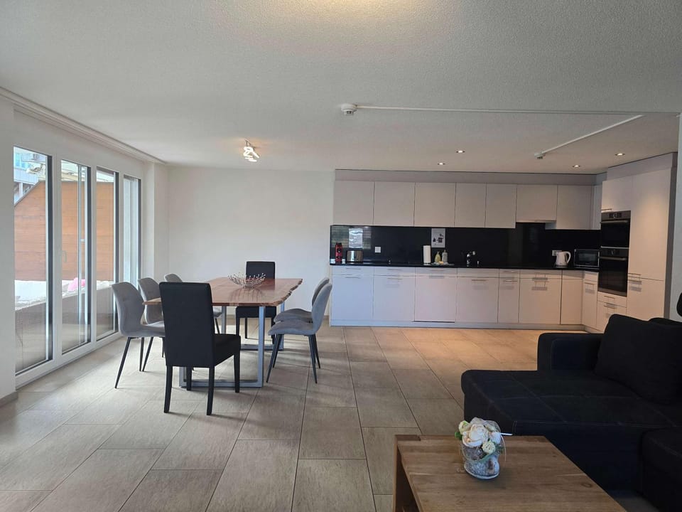 Kitchen or kitchenette, Seating area, Dining area