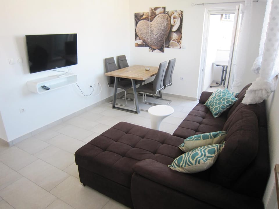 TV and multimedia, Living room, Seating area, Dining area