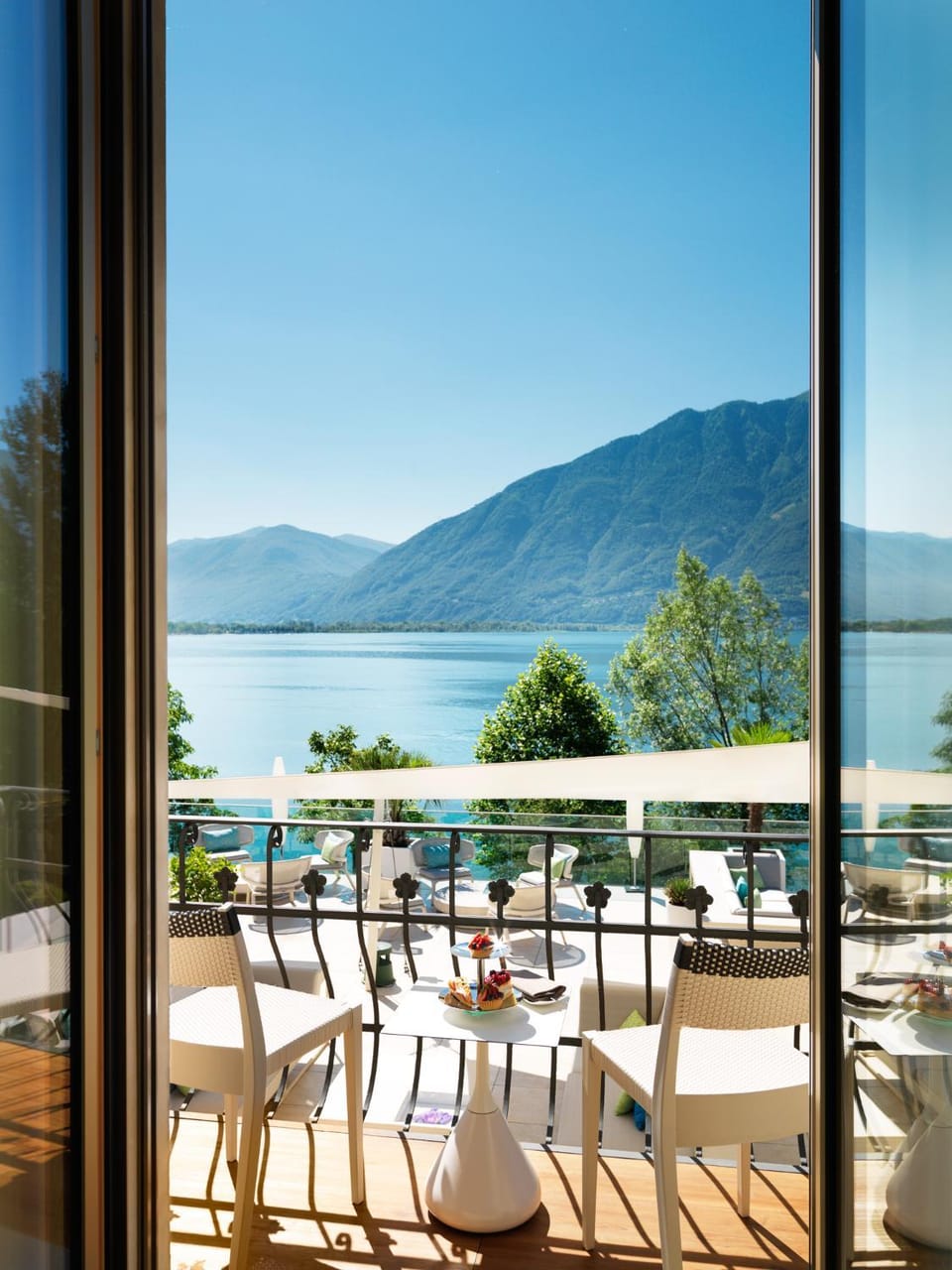 Photo of the whole room, Lake view