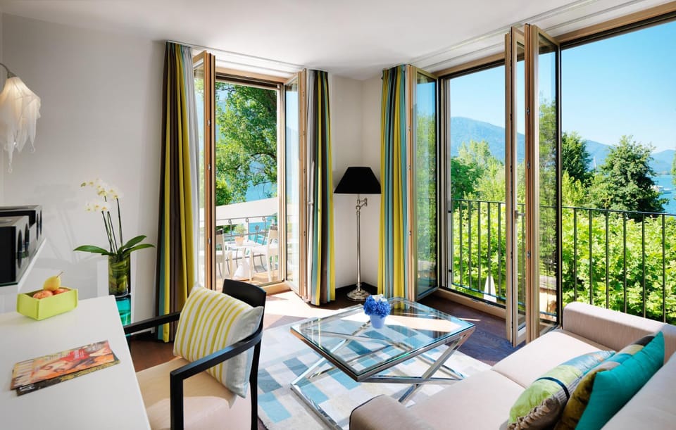 Living room, Photo of the whole room, Lake view