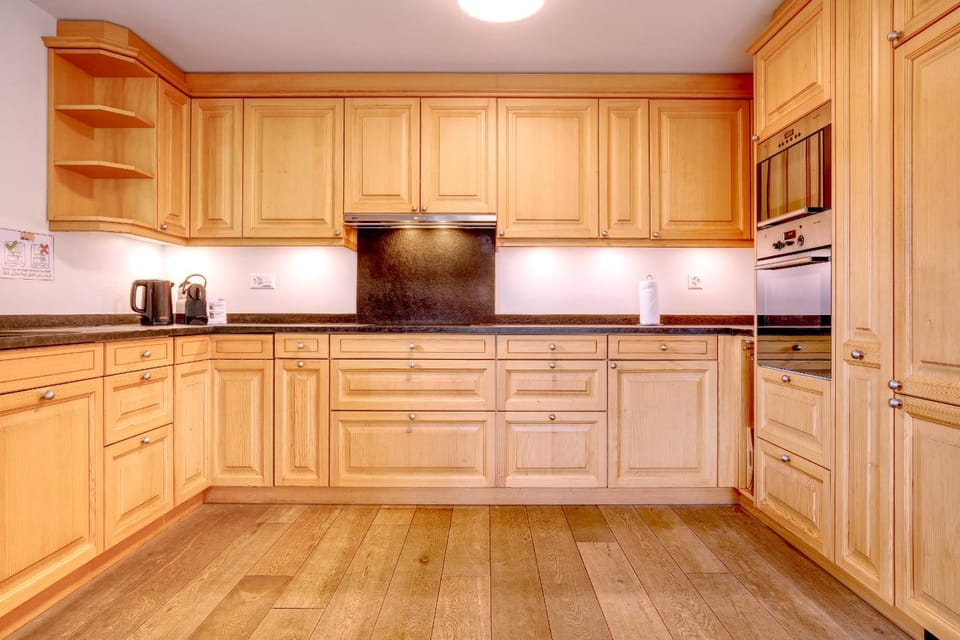Kitchen or kitchenette, dishwasher, stove