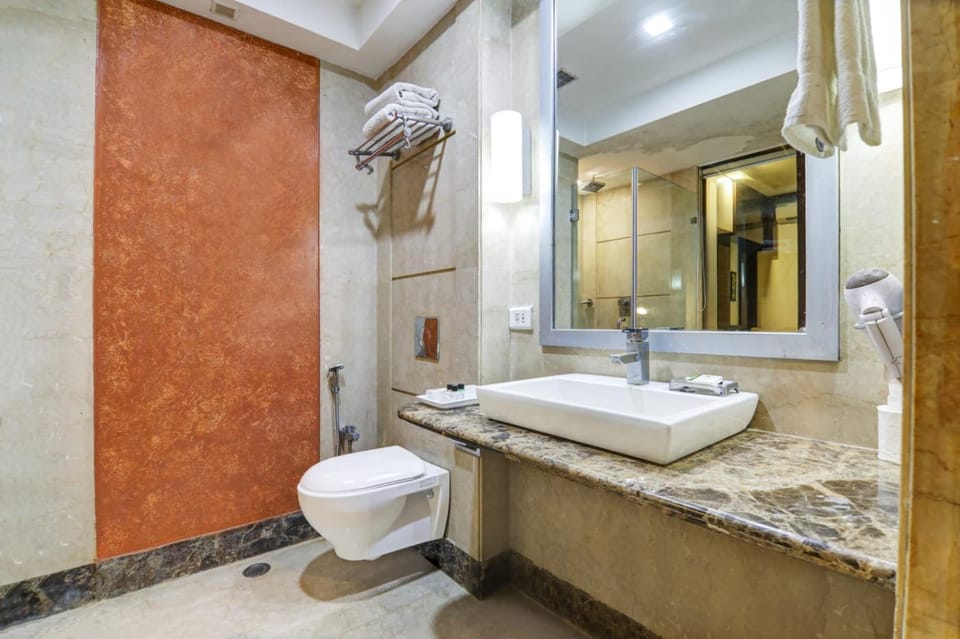 Shower, Toilet, Bathroom, Bath, bidet, towels