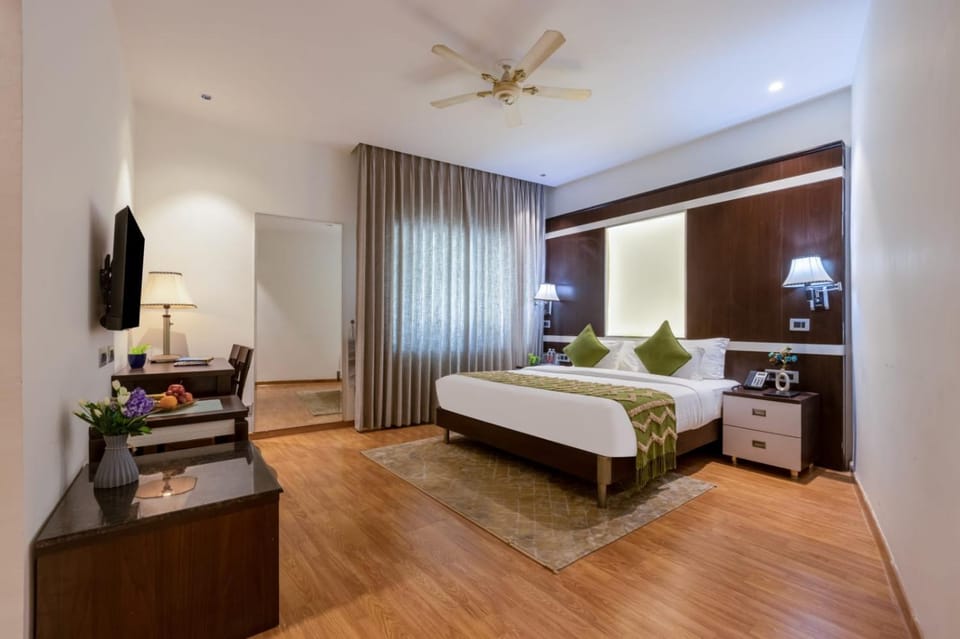 Bed, TV and multimedia, Photo of the whole room, Bedroom, fireplace