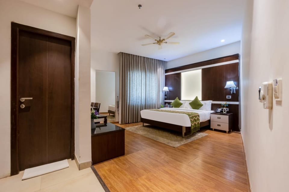 Bed, Photo of the whole room, Bedroom, fireplace, wardrobe