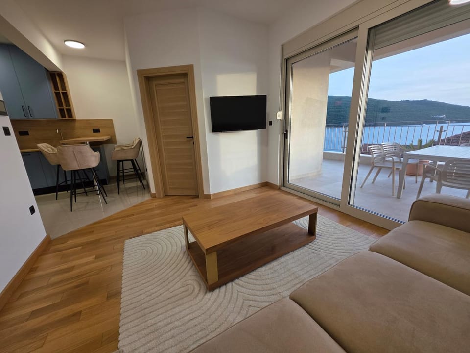 Communal lounge/ TV room, Natural landscape, View (from property/room), Balcony/Terrace, Living room, Dining area, Sea view