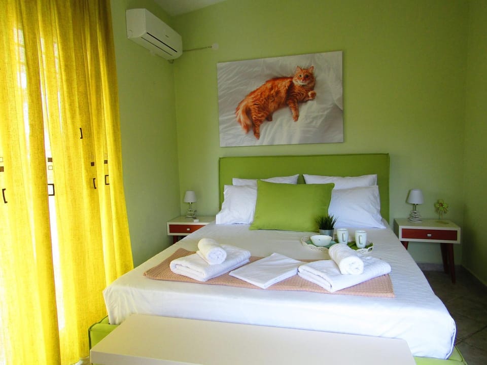 TV and multimedia, Photo of the whole room, Bedroom