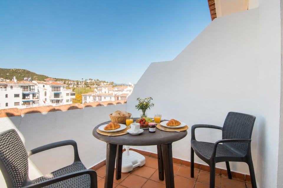 2233-Lovely 2 bedrooms on the beach, pool and port Apartment in Costa del Sol