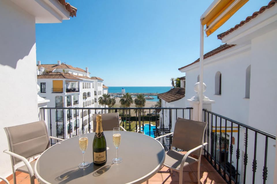 2233-Lovely 2 bedrooms on the beach, pool and port Apartment in Costa del Sol