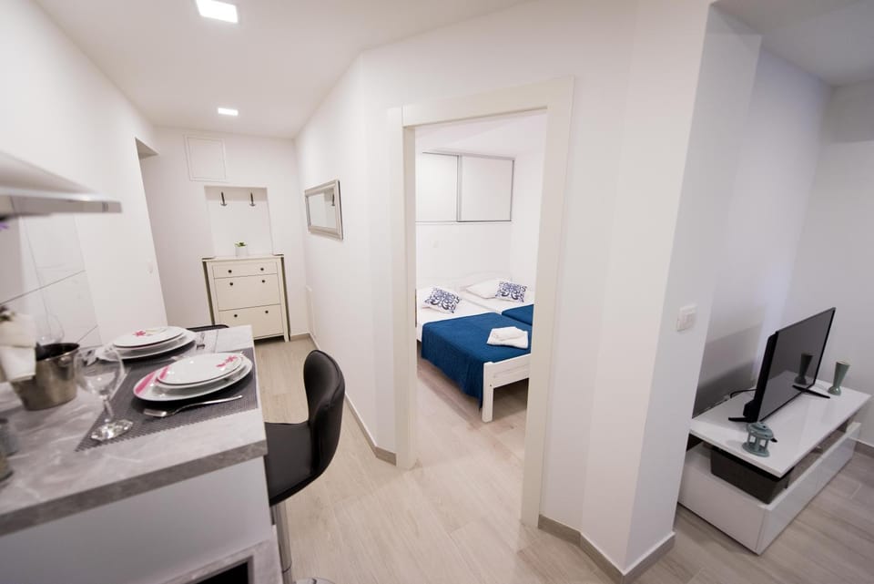 TV and multimedia, Dining area, Bedroom