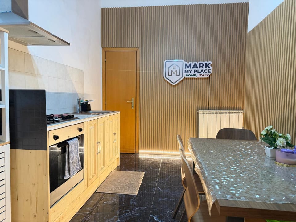 Kitchen or kitchenette, Dining area, stove
