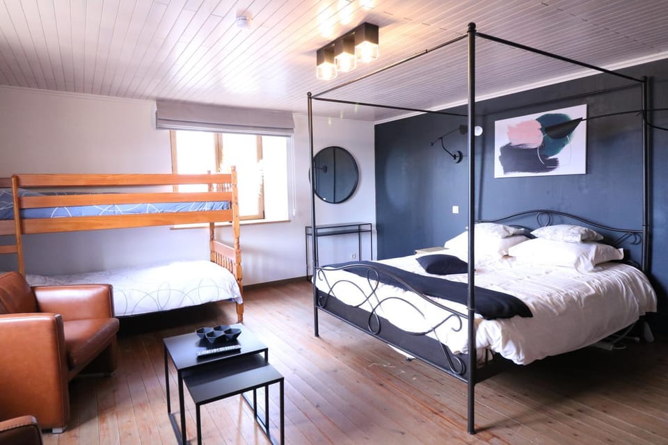 Bedroom, bunk bed