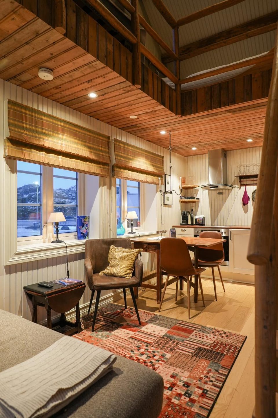 Kitchen or kitchenette, Living room, Seating area, Dining area