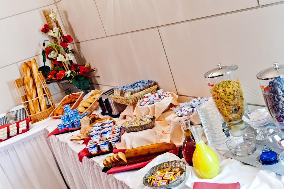 Restaurant/places to eat, Food and drinks, Buffet breakfast