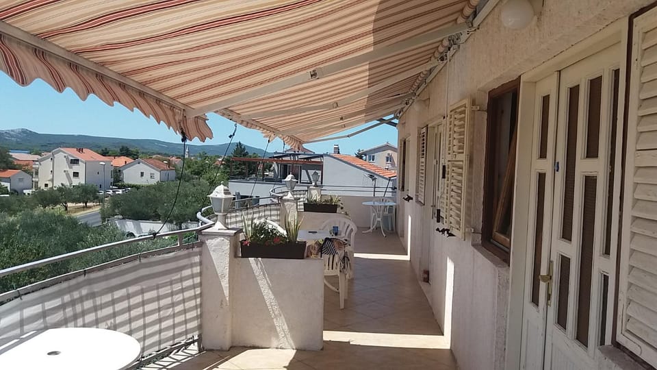Property building, Balcony/Terrace, Decorative detail, Area and facilities