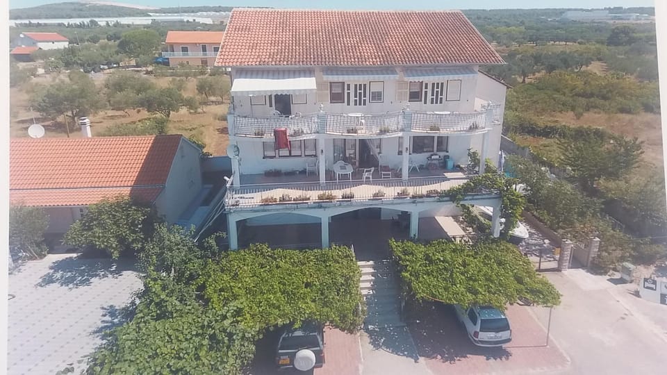 Facade/entrance, Bird's eye view