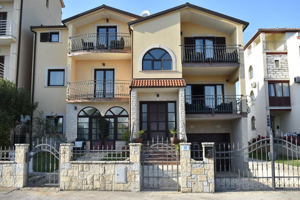 Property building, Neighbourhood, Street view