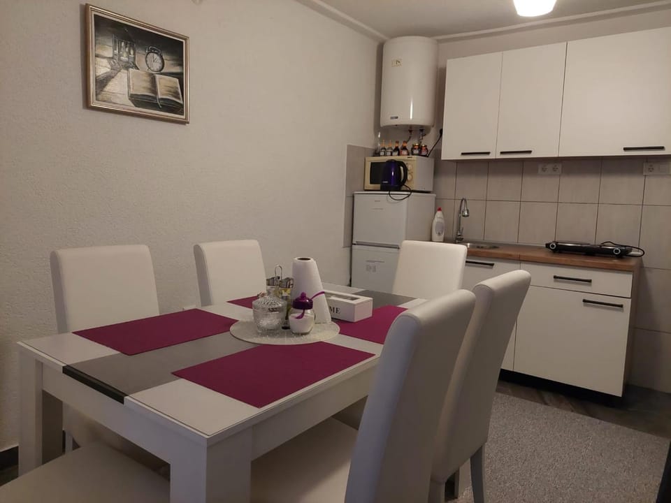 Kitchen or kitchenette, Dining area