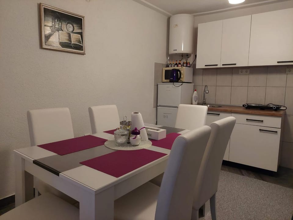 Kitchen or kitchenette, Dining area