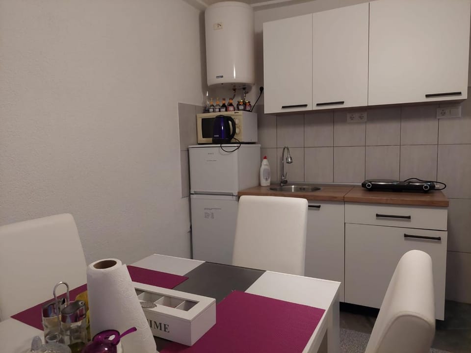 Kitchen or kitchenette, Dining area
