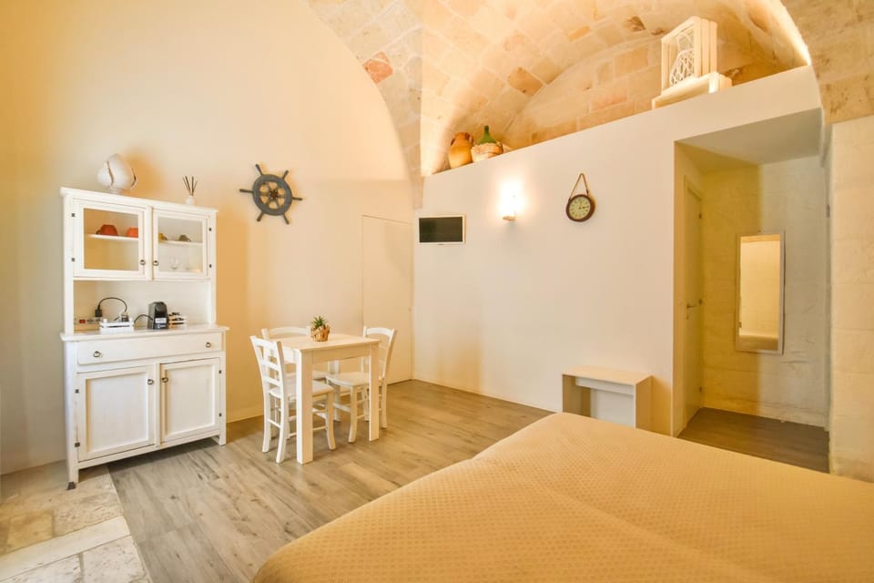 Bed, Dining area, Bedroom