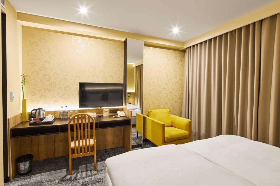 TV and multimedia, Photo of the whole room, Bedroom