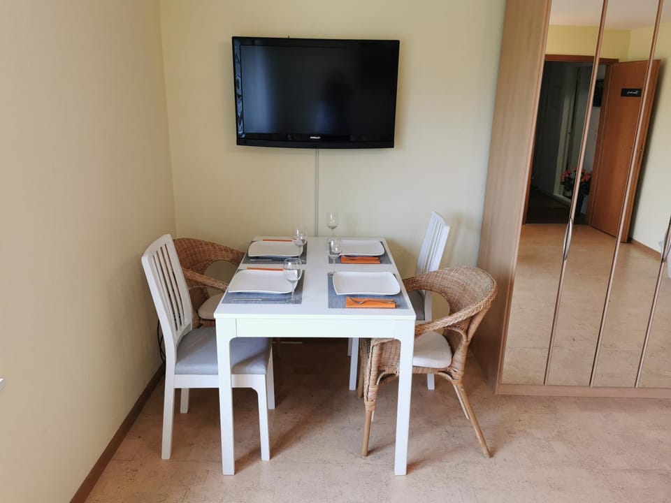 Living room, Food, Dinner