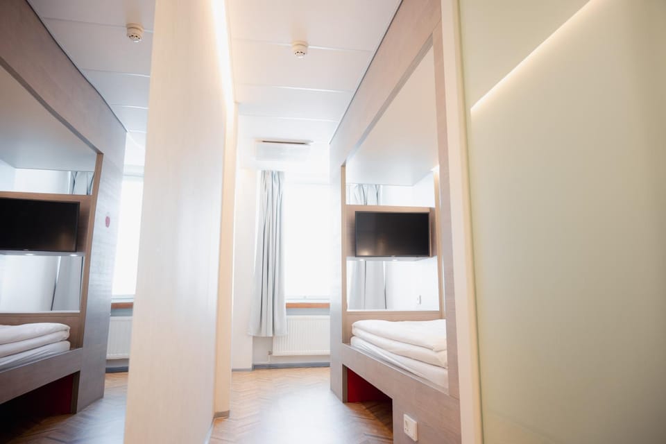 Bed, TV and multimedia, Bedroom