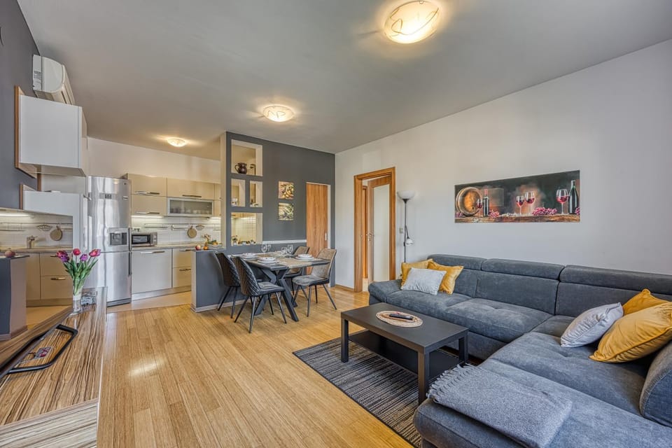 Kitchen or kitchenette, Living room, Seating area, Dining area
